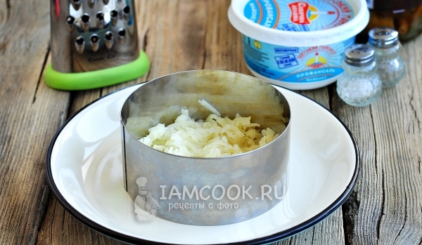 Podložte vrstvu brambor s majonézou