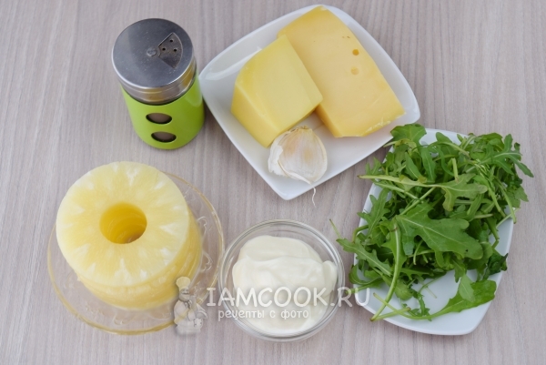 Ananas-salaatin ainesosat juustolla ja valkosipulilla