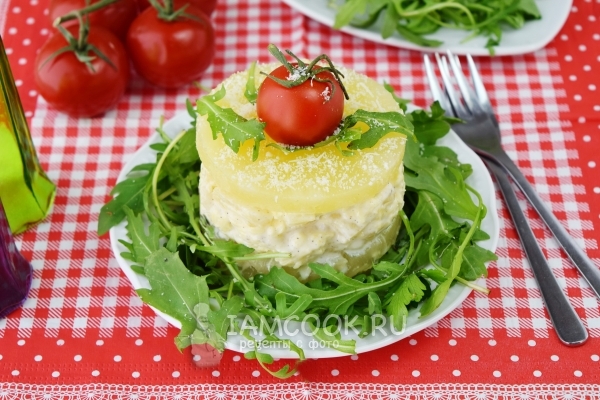 Foto de una ensalada de piña con queso y ajo