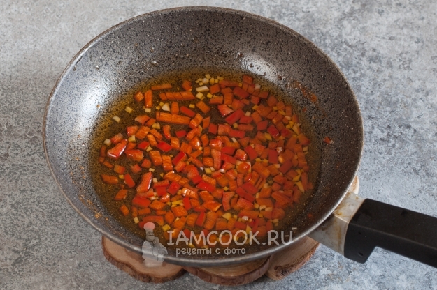 Freír los pimientos con ajo