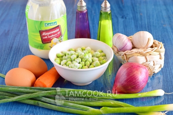 Ingredienser til salat fra kogte gulerødder og grønne ærter