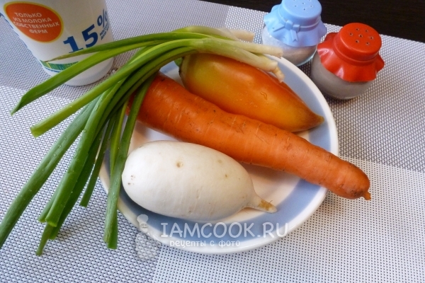 Bahan untuk salad lobak dengan wortel dan krim asam