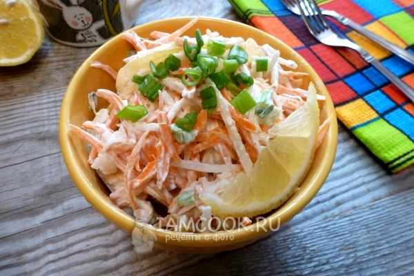 Foto salad lobak dengan wortel dan krim asam