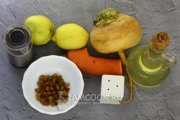 Ingredienser til rodsalat med gulerødder og æbler