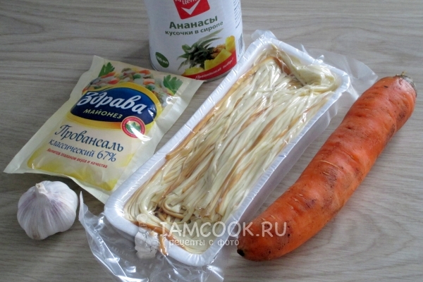 Ingredienti per un'insalata di carote crude e formaggio