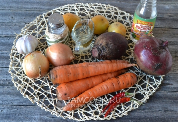 Ainesosat punajuuren ja porkkana-salaatin talvella