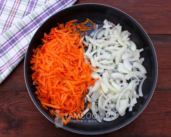 Smažte cibuli s mrkví