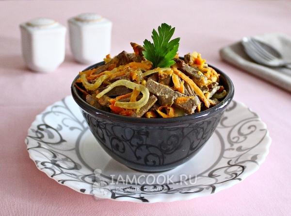 Recept na salát z vepřové játry s mrkví a cibulí