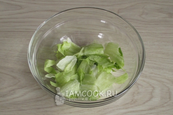 Put the salad leaves in a salad bowl