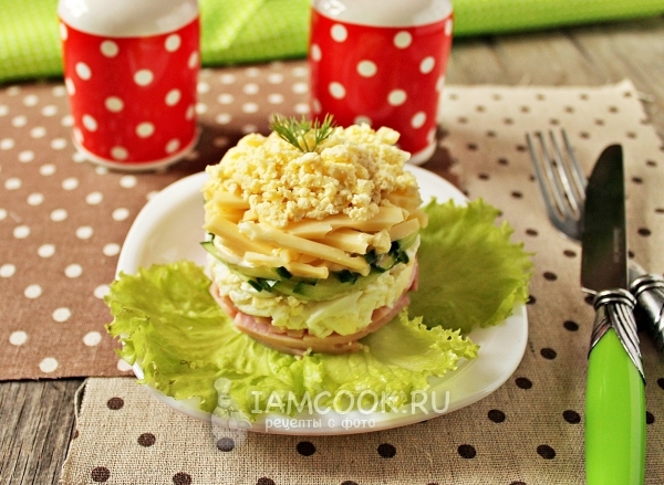 Fotografija salate od pršuta, sira, krastavaca i jaja