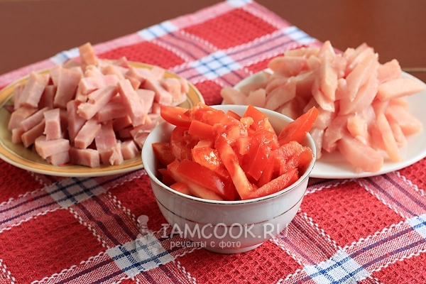 肉とトマトを切る