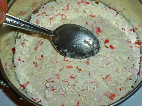 Lubrique los palitos de cangrejo con mayonesa