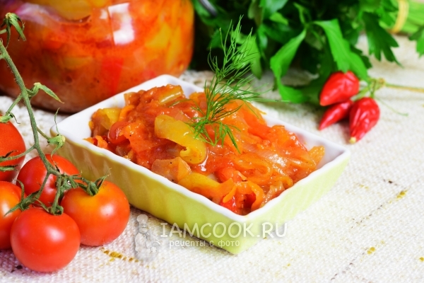 मिर्च, टमाटर, प्याज और गाजर से सर्दियों के लिए सलाद का फोटो