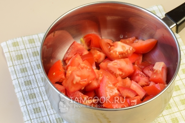 把西红柿放在锅里