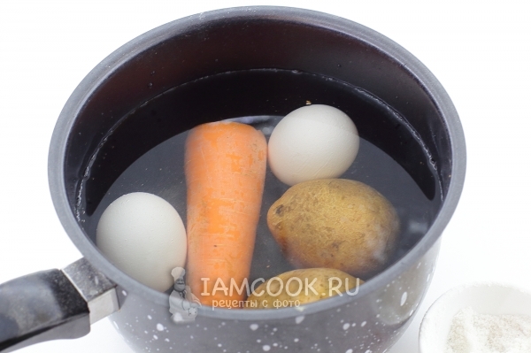 把鸡蛋和蔬菜放在水里