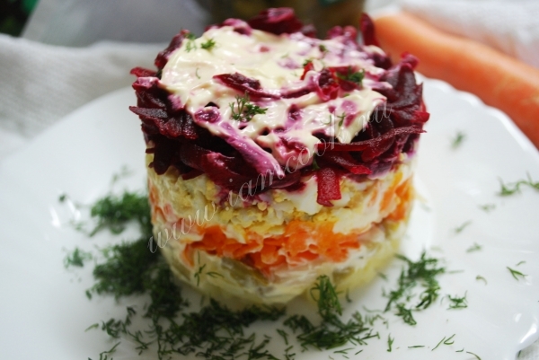 Salat unter einem Pelzmantel mit gesalzener Gurke