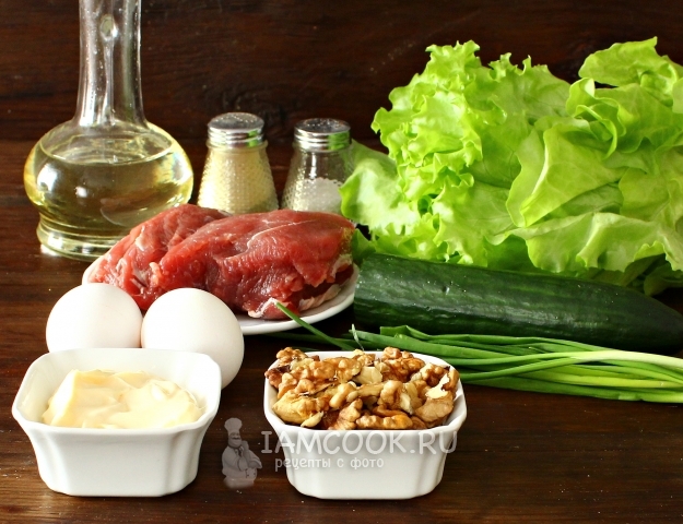 Bahan untuk salad Rimsky dengan daging sapi dan pancake telur