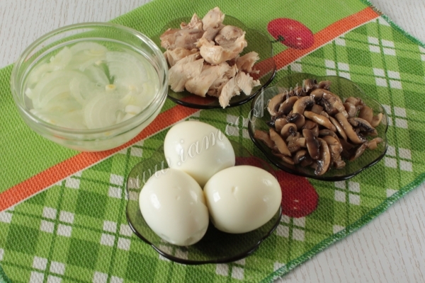 בישול סלט עוף עם אננס ופטריות