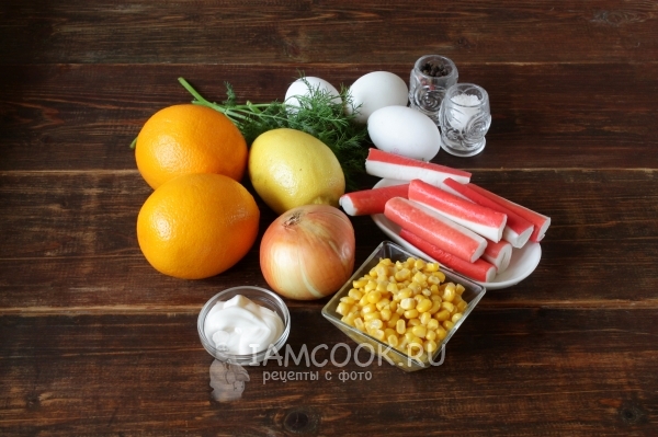 नारंगी, केकड़ा छड़ें और डिब्बाबंद मकई के साथ सलाद के लिए सामग्री