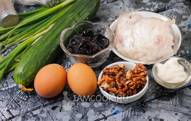 चिकन, prunes, ताजा ककड़ी, अंडे और अखरोट के साथ सलाद के लिए सामग्री