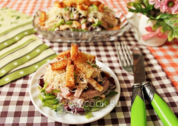 Foto salátu s fazolemi, šunkou a krutony