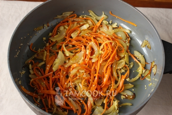 Paista sipulit porkkanoilla ja seesaminsiemenillä
