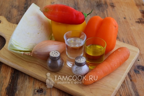 Ingredienser til salat med kål, gulerødder og eddike