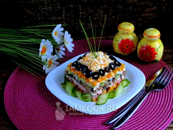 Foto de una ensalada con champiñones enlatados y jamón