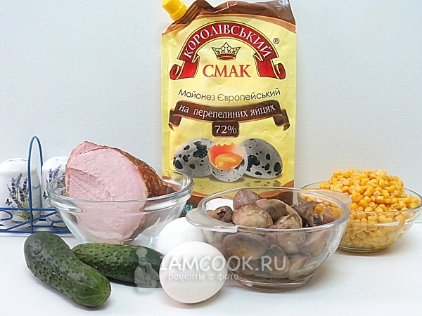 Ingredientes para ensalada con champiñones enlatados y jamón