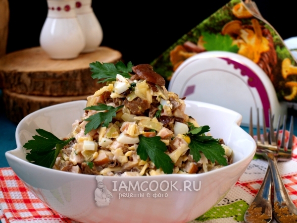 Foto salad dengan ayam asap, jamur dan keju