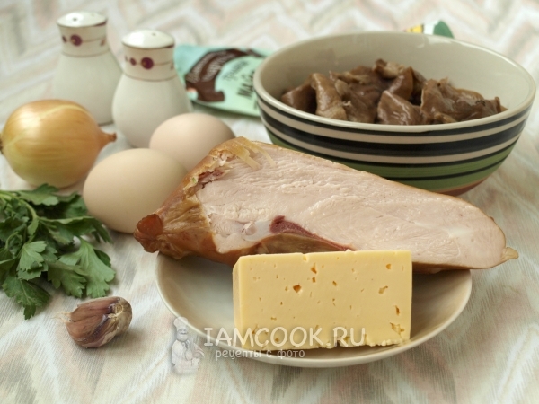 Ingredienti per insalata con pollo affumicato, funghi e formaggio