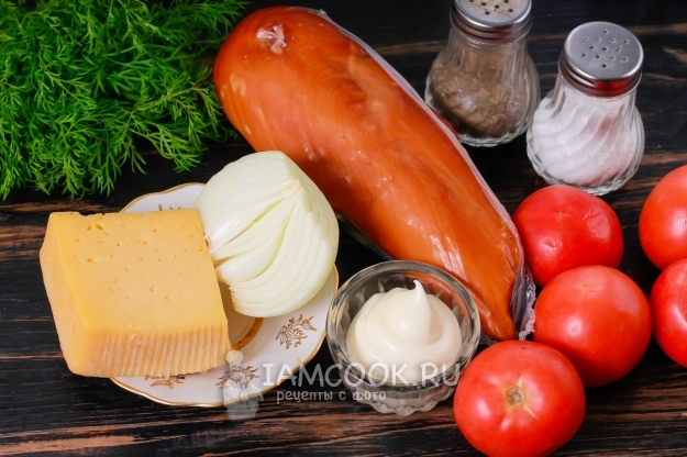 Συστατικά για σαλάτα με καπνιστό κοτόπουλο, ντομάτες και τυρί