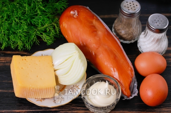 Ingredienti per insalata con pollo affumicato, formaggio e uova