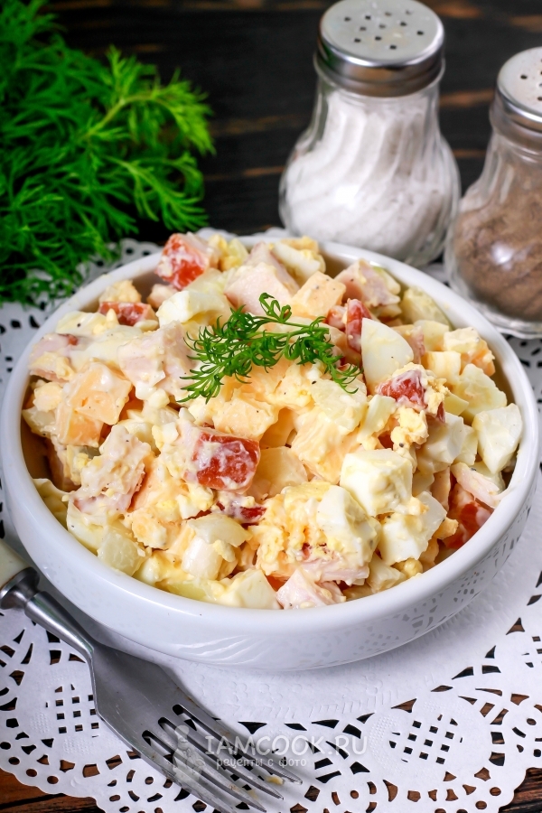 Foto di un'insalata con pollo affumicato, formaggio e uova
