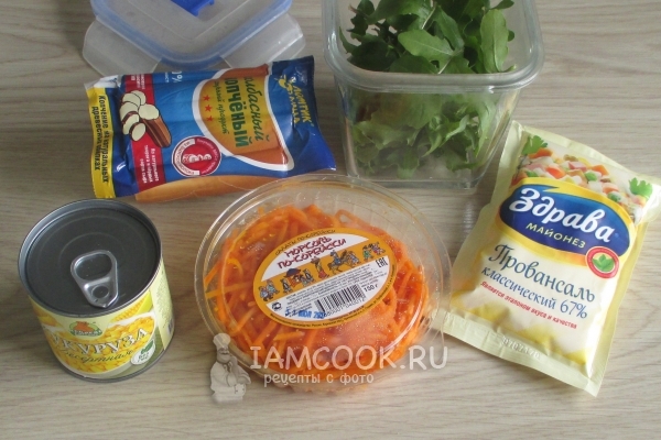 Ingredienser til salat med koreanske gulerødder og majs