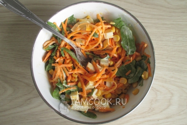 Billede af salat med koreanske gulerødder og majs