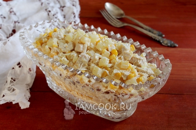 Salátový recept s kuřecím masem, ananasem, kukuřicí, sýrem a vejcem