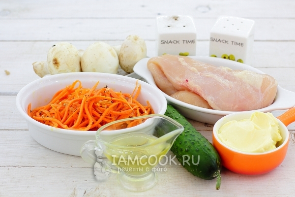 沙拉配鸡肉，蘑菇和韩国胡萝卜
