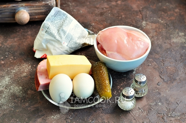 Ingredienti per insalata con pollo, prosciutto e formaggio