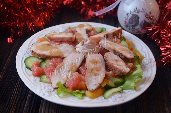 Salad with chicken and grapefruit