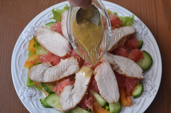 Prepare a salad of grapefruit and chicken