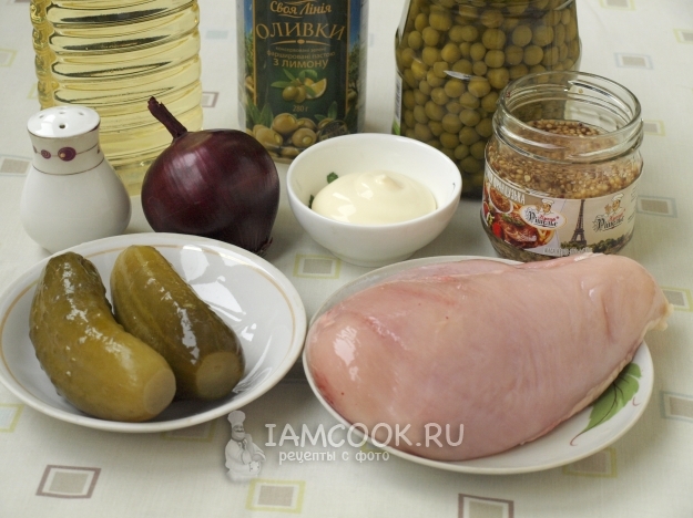 Ingredienser til salat med kylling og oliven
