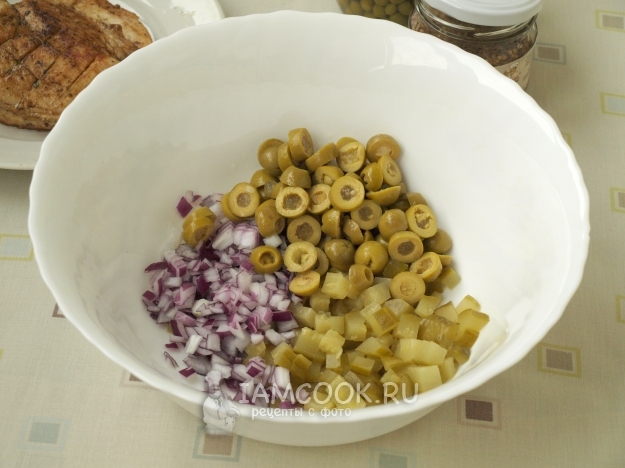 Yhdistä sipulit, oliivit ja kurkut