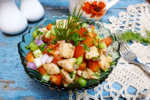 Photo of a salad with chicken breast and bell pepper