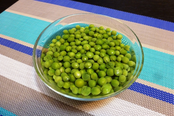 Pour peas with water