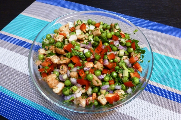 Ready-made salad with chicken breast and bell pepper