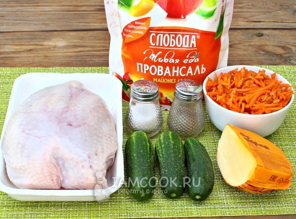 Ingredienser til salat med kyllingebryst og koreanske gulerødder