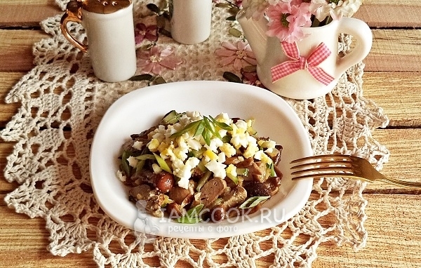 Kuva salaatti, kananmaksaa ja sieniä