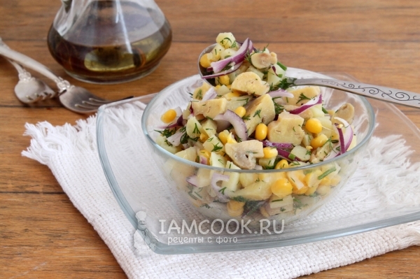 Fotografija salate s ukiseljenim gljivama i kukuruzom