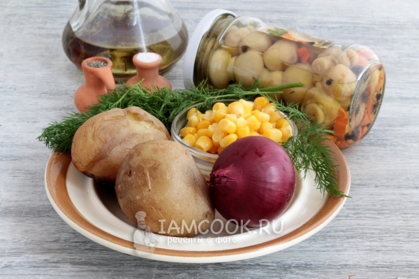 Zutaten für Salat mit eingelegten Champignons und Mais